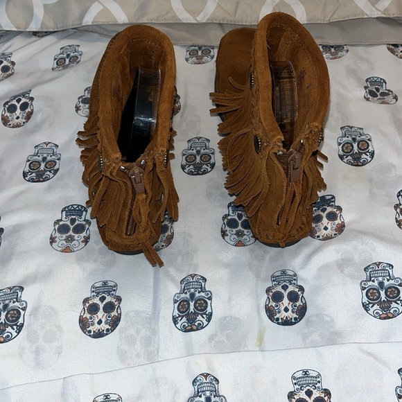 Minnetonka NWOT Size 8 Stylish Brown Suede Fringe Boots. - Picture 3 of 7
